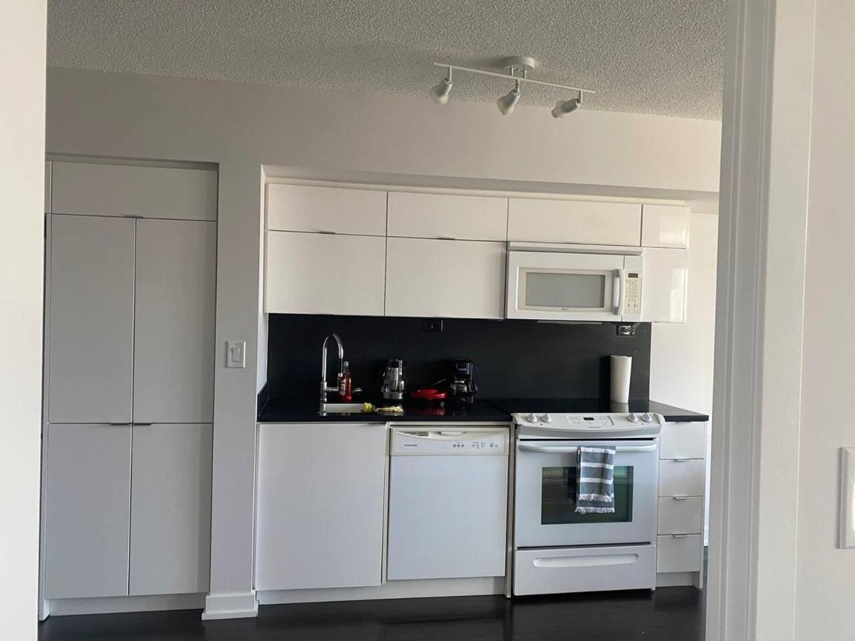Family Oriented Downtown Toronto 2Bdrm Condo With Parking & Office Space 外观 照片