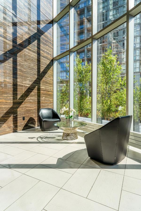 Family Oriented Downtown Toronto 2Bdrm Condo With Parking & Office Space 外观 照片