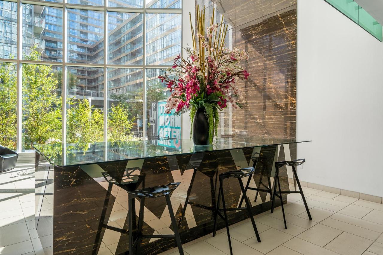 Family Oriented Downtown Toronto 2Bdrm Condo With Parking & Office Space 外观 照片