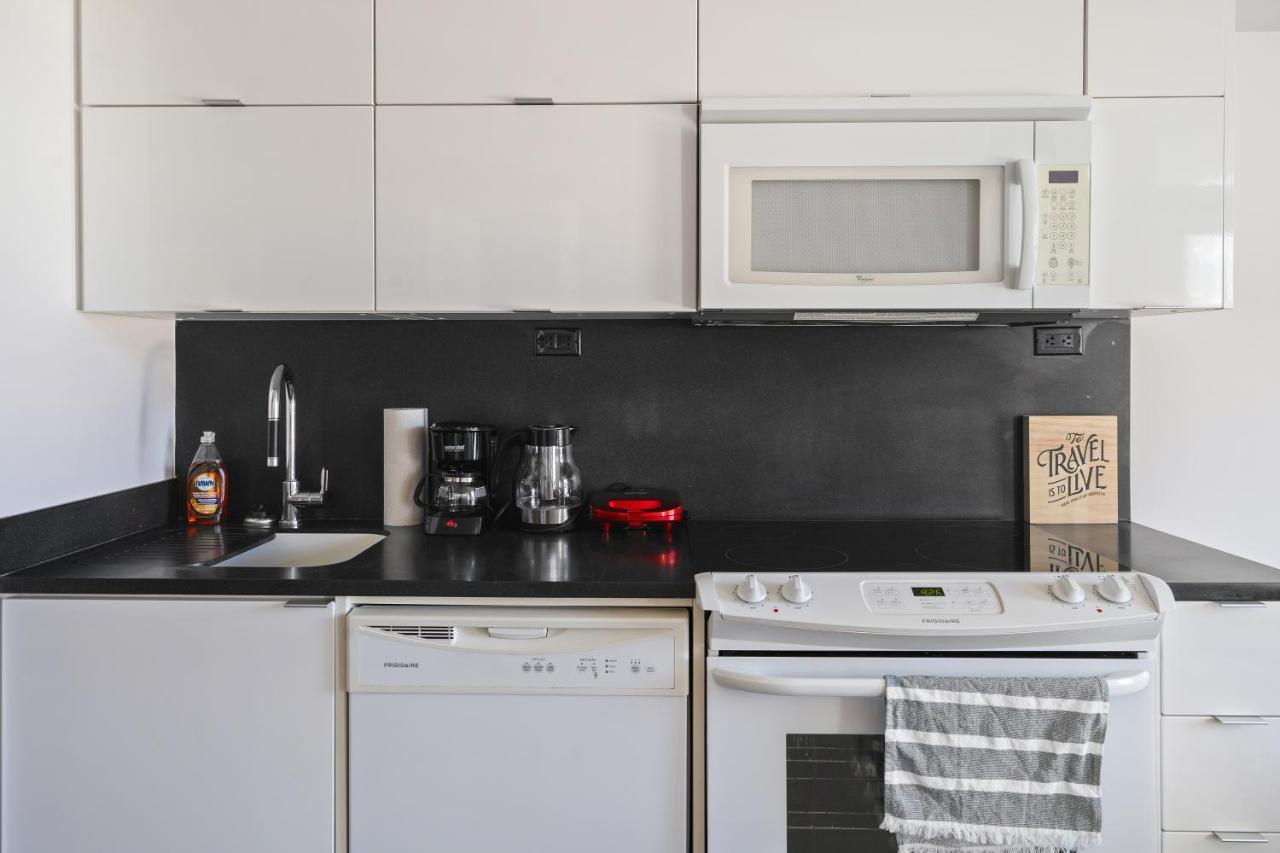 Family Oriented Downtown Toronto 2Bdrm Condo With Parking & Office Space 外观 照片