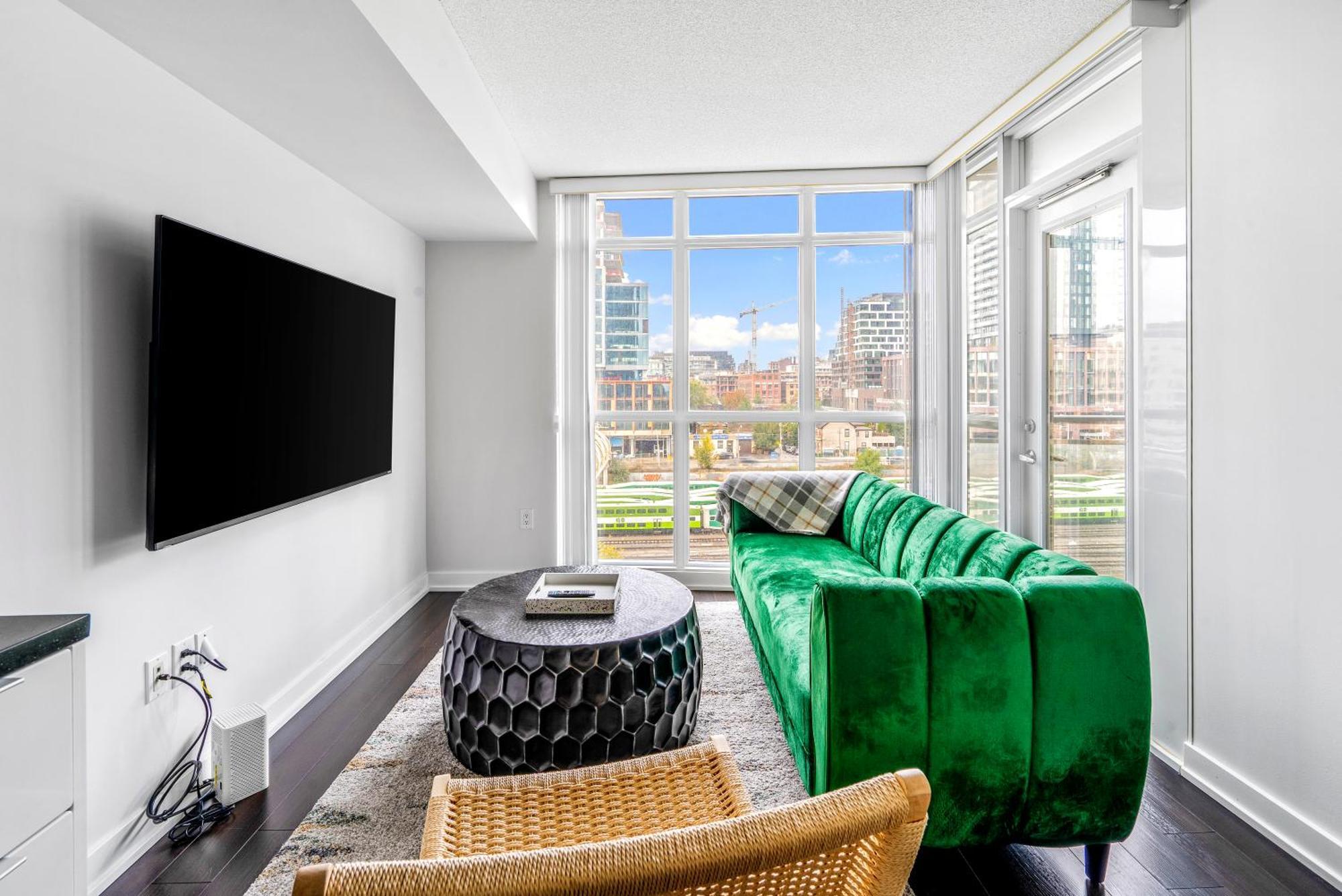 Family Oriented Downtown Toronto 2Bdrm Condo With Parking & Office Space 外观 照片